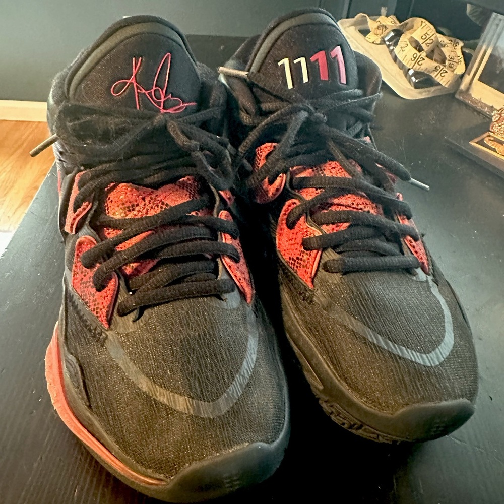 Nike Kyrie Infinity Bred Basketball Snickers